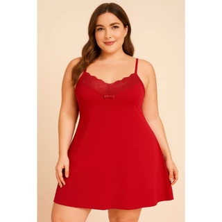 Camisola plus size vermelha de alças, modelo feminino com caimento evasê